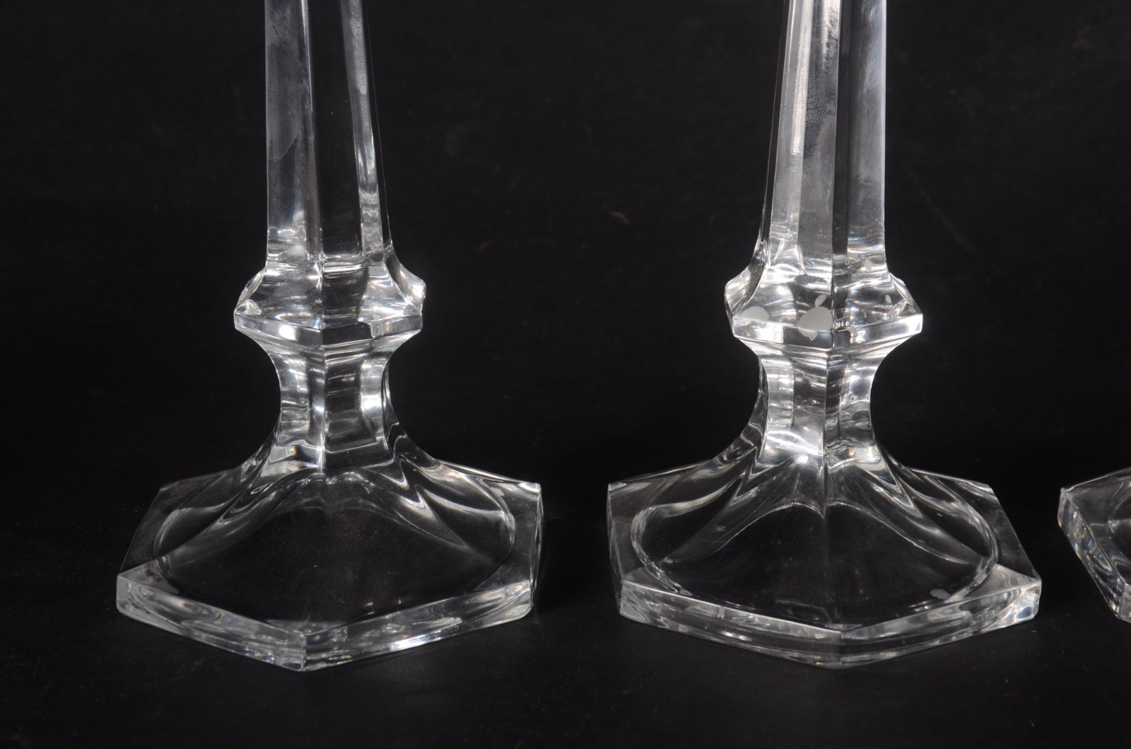 Quatro castiçais de cristal europeu, um deles de tamanho menor, bases... - foto 3 de 5