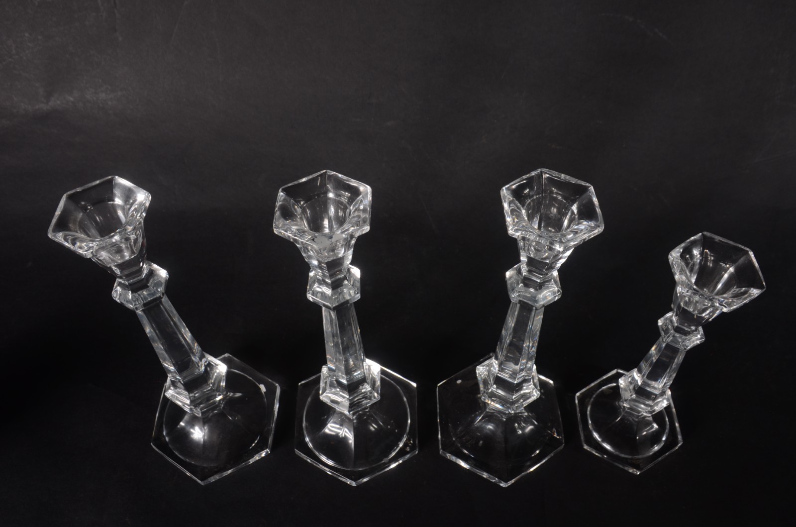 Quatro castiçais de cristal europeu, um deles de tamanho menor, bases... - foto 4 de 5