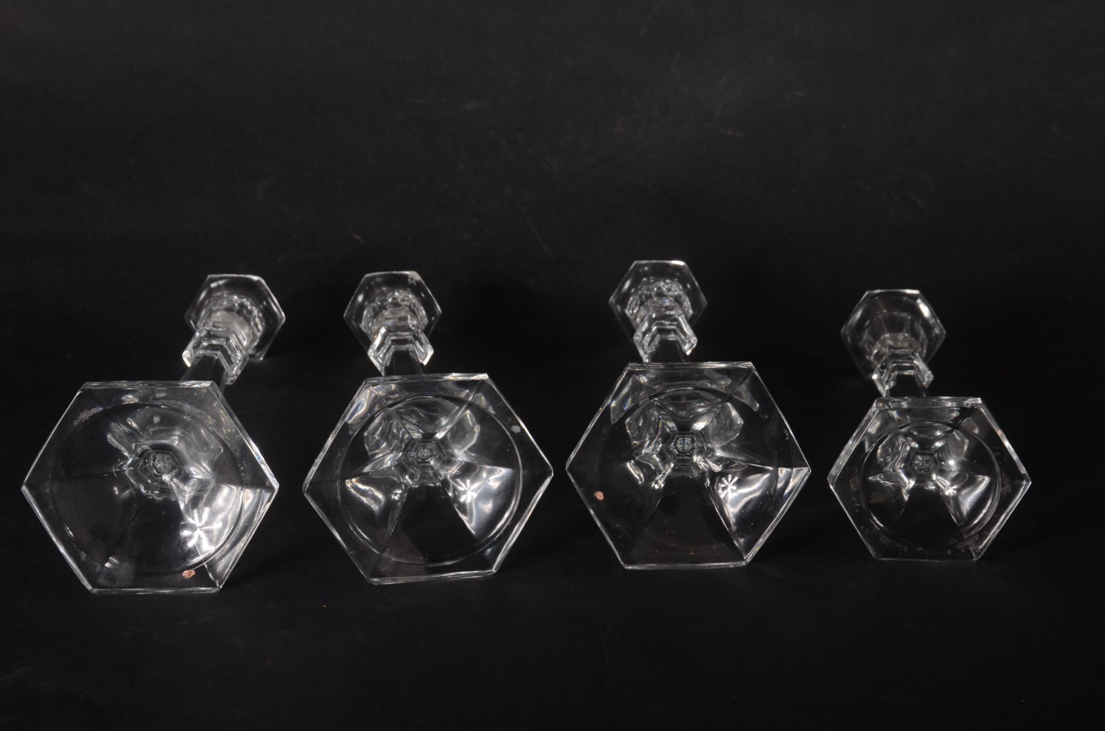 Quatro castiçais de cristal europeu, um deles de tamanho menor, bases... - foto 5 de 5