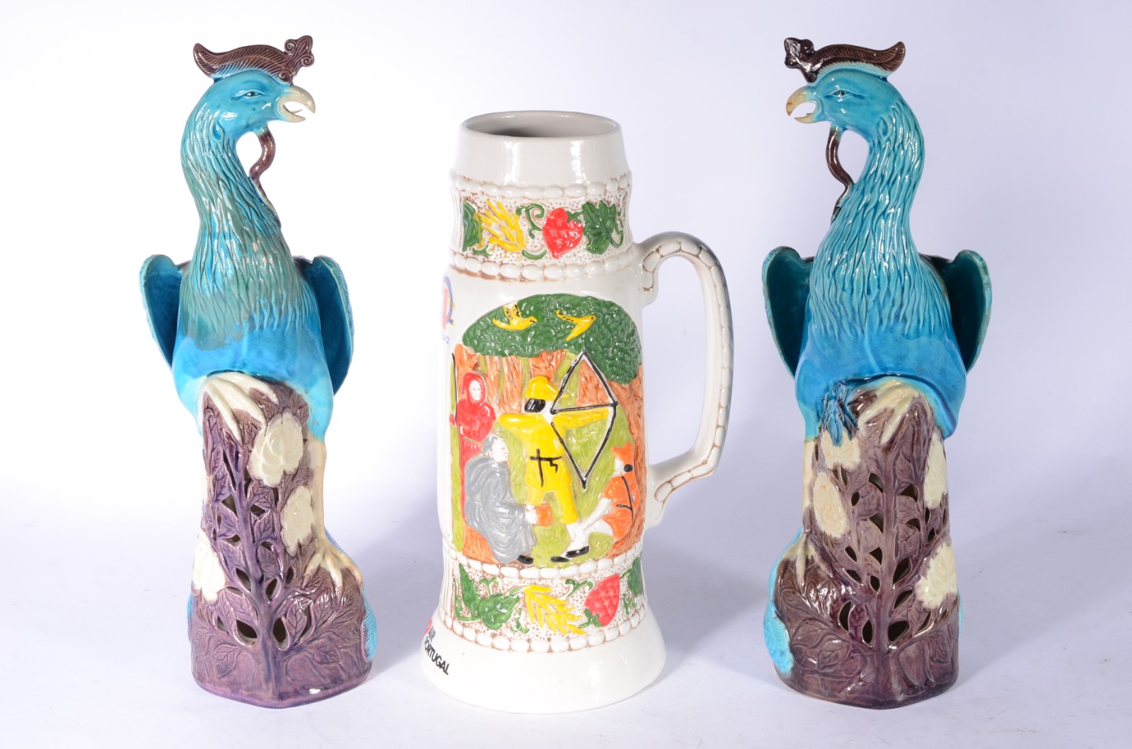 Tres peças diversas de porcelana, sendo: Par de pássaros orientais em... - foto 1 de 11