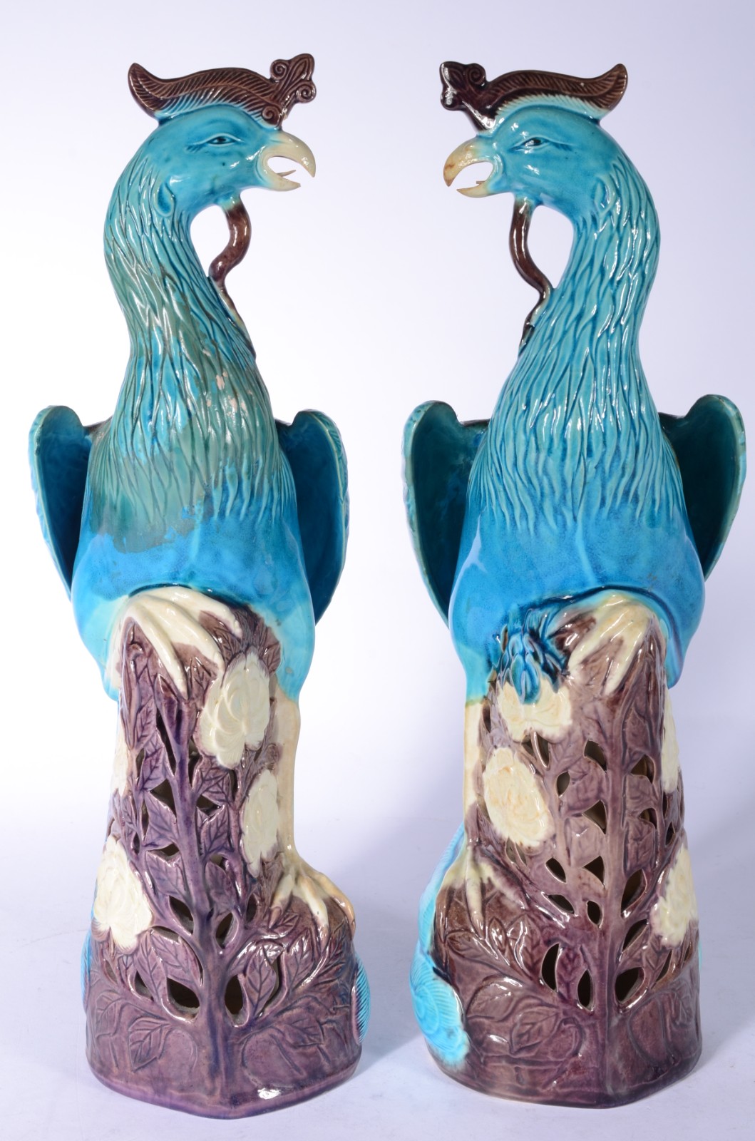 Tres peças diversas de porcelana, sendo: Par de pássaros orientais em... - foto 2 de 11