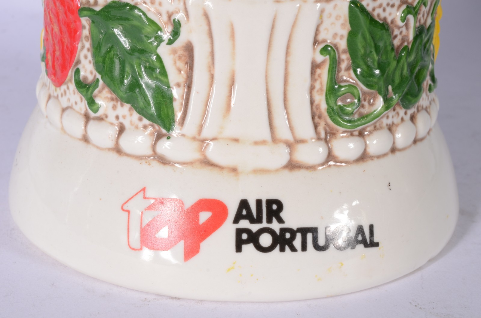 Tres peças diversas de porcelana, sendo: Par de pássaros orientais em... - foto 7 de 11