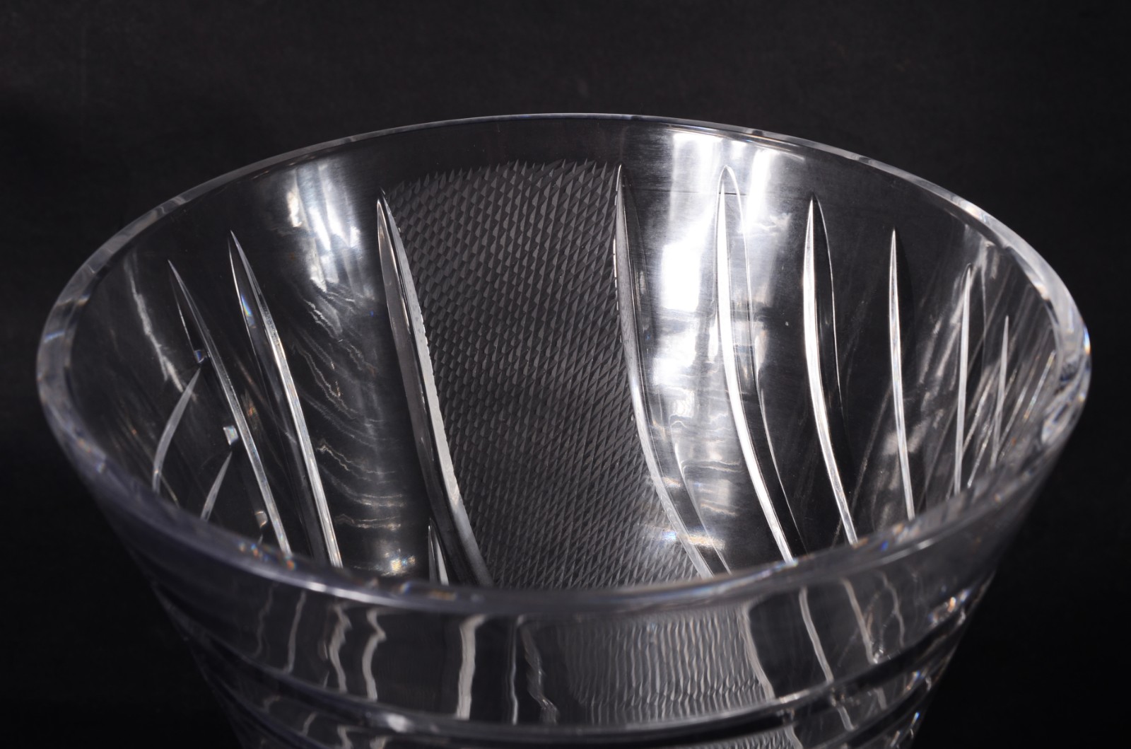 Dois vasos de cristal europeu lapidado, modelos diversos. Vaso menor... - foto 4 de 9
