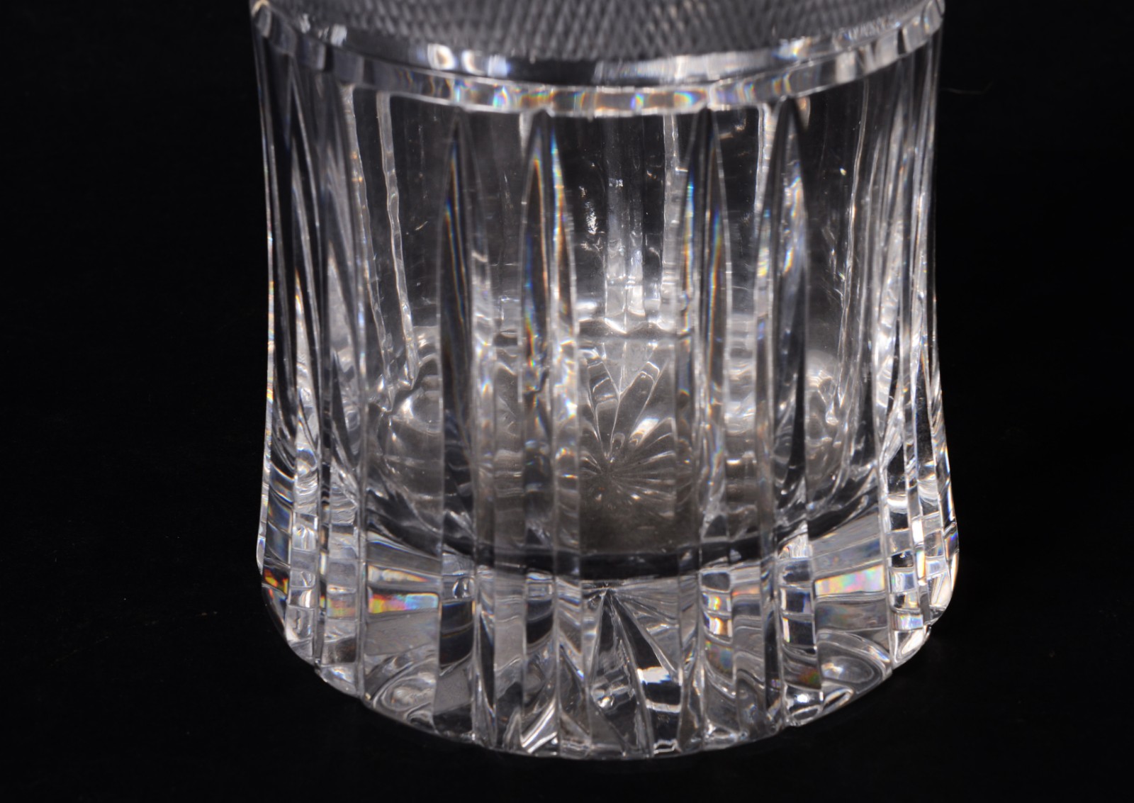 Dois vasos de cristal europeu lapidado, modelos diversos. Vaso menor... - foto 5 de 9