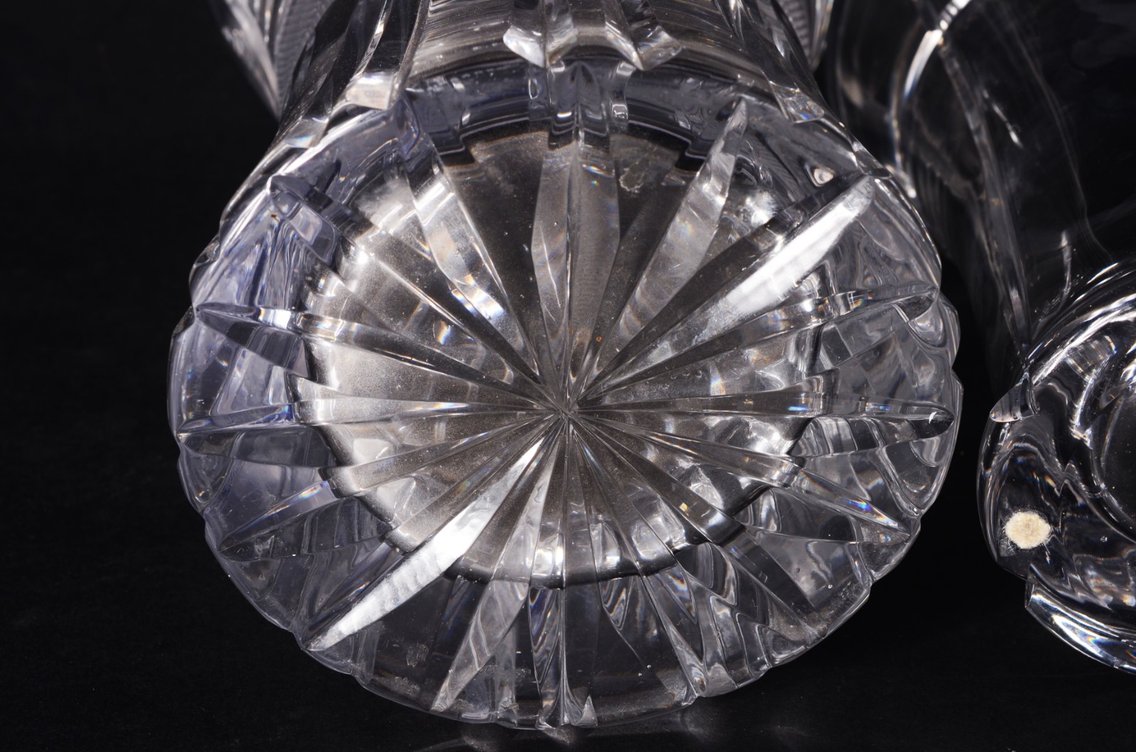 Dois vasos de cristal europeu lapidado, modelos diversos. Vaso menor... - foto 7 de 9