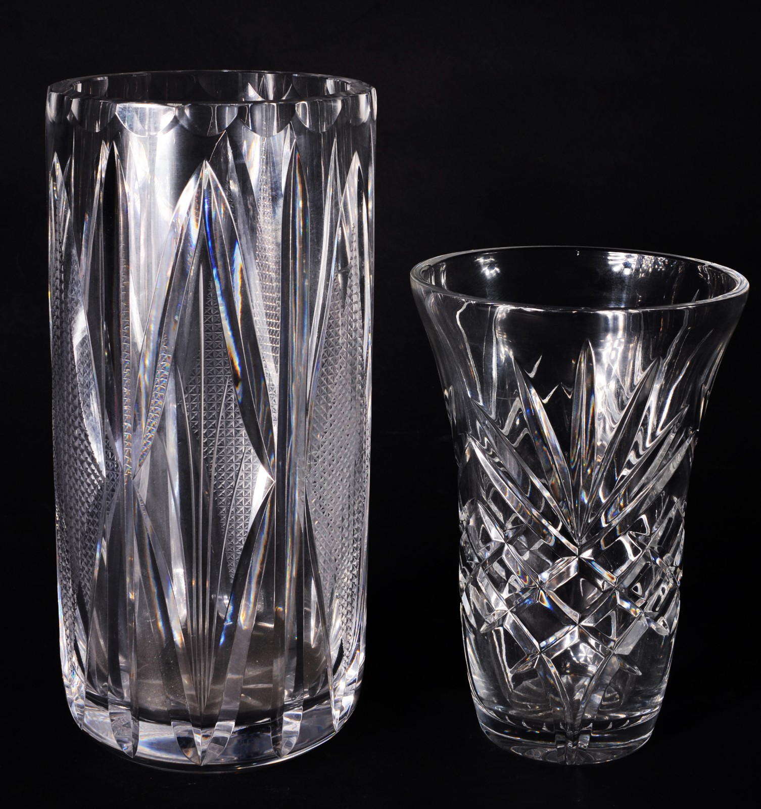 Dois vasos de cristal tcheco lapidado, modelos diversos. - foto 1 de 7
