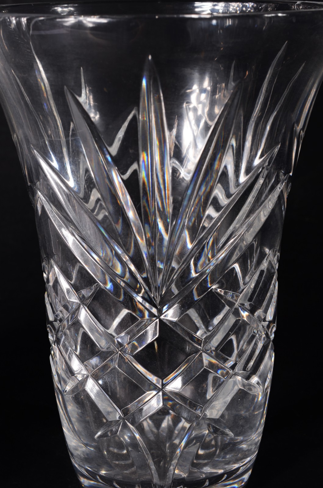 Dois vasos de cristal tcheco lapidado, modelos diversos. - foto 2 de 7