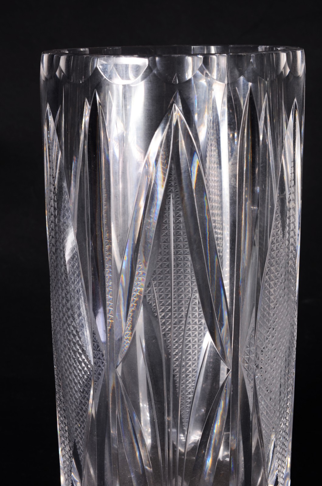 Dois vasos de cristal tcheco lapidado, modelos diversos. - foto 3 de 7