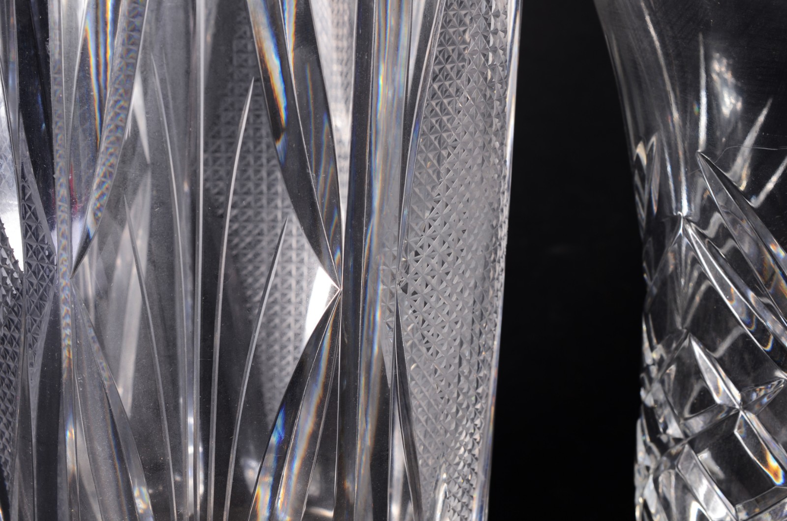Dois vasos de cristal tcheco lapidado, modelos diversos. - foto 4 de 7