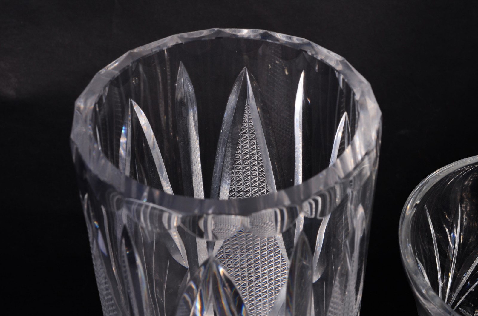 Dois vasos de cristal tcheco lapidado, modelos diversos. - foto 5 de 7