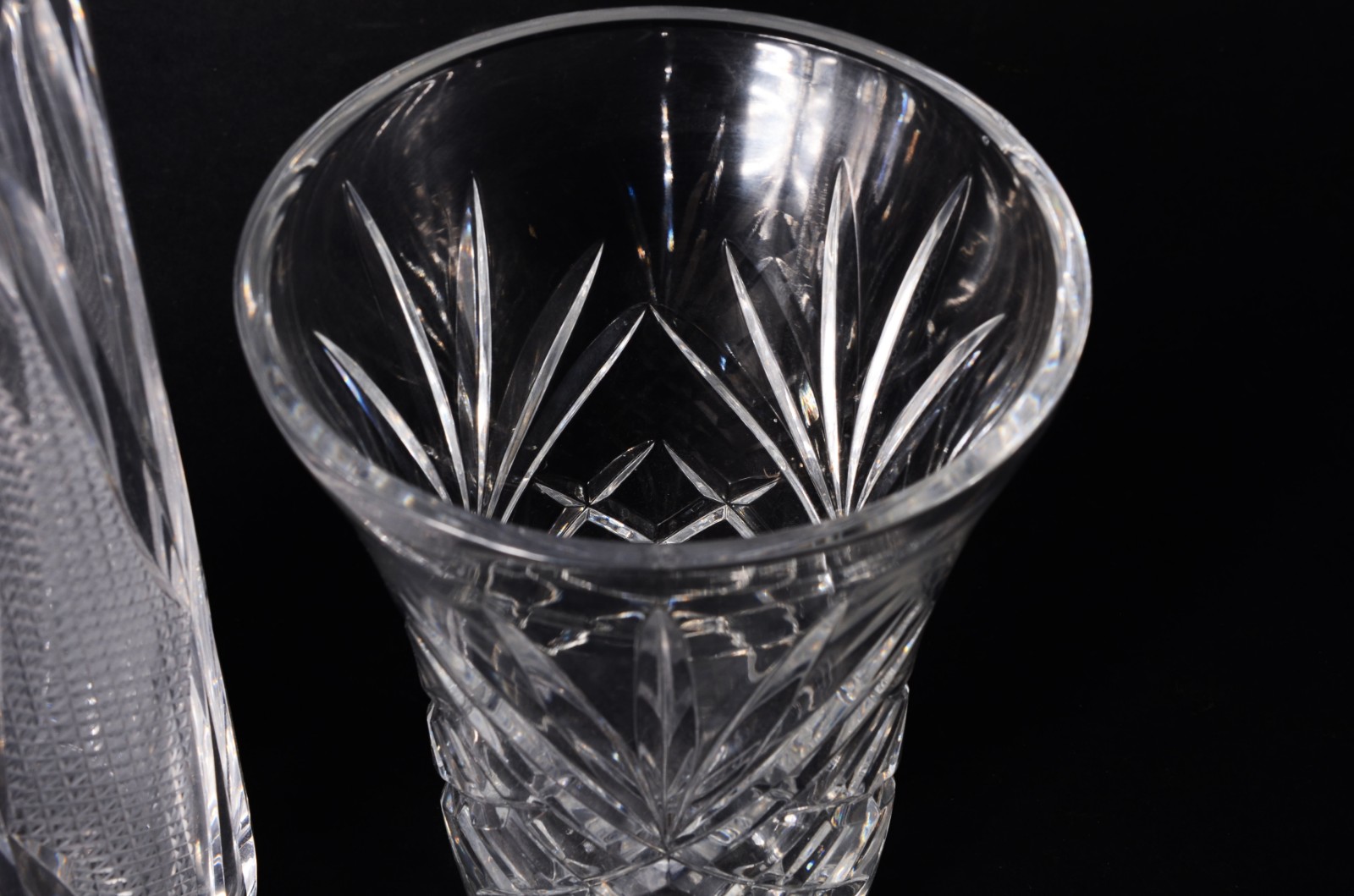 Dois vasos de cristal tcheco lapidado, modelos diversos. - foto 6 de 7