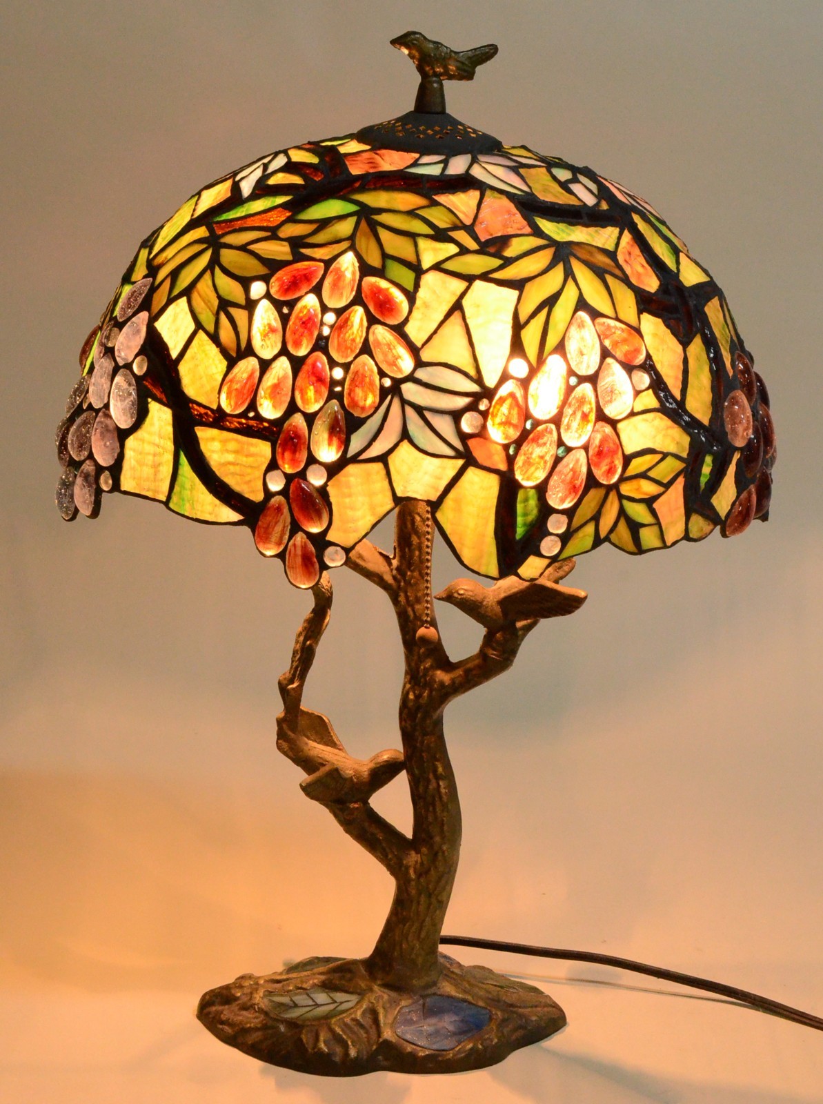 Abatjour com base de metal dourado com pássaros, cúpula com placas de... - foto 2 de 5