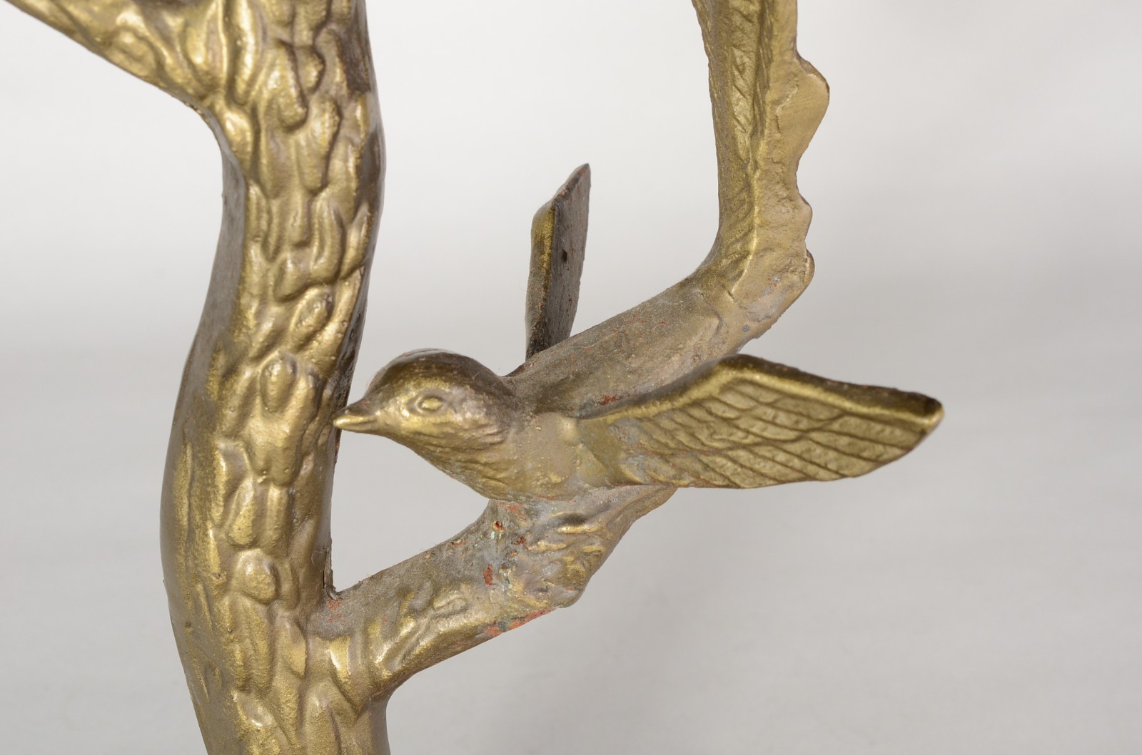 Abatjour com base de metal dourado com pássaros, cúpula com placas de... - foto 5 de 5