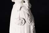 Vista Alegre (1824),  - Estatueta de biscuit portugues branco representando dama com leque. Marca na base.