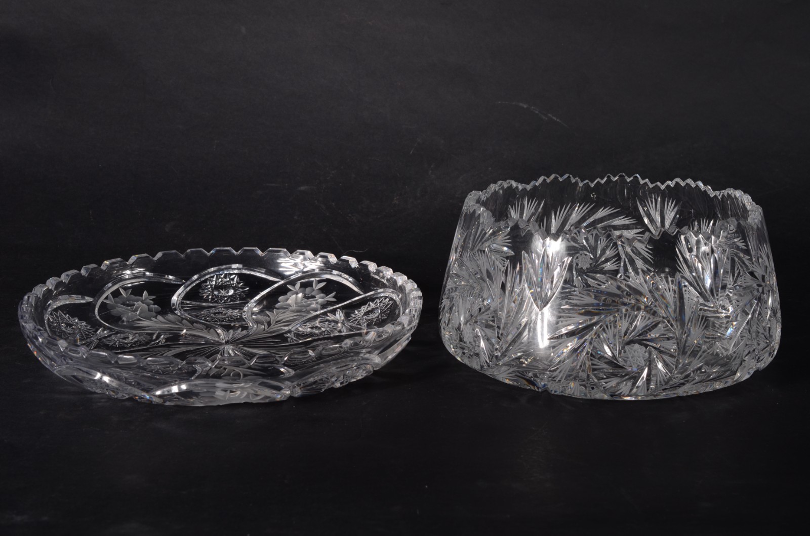 Duas peças de cristal tcheco lapidado, sendo: fruteira e prato para... - foto 1 de 11
