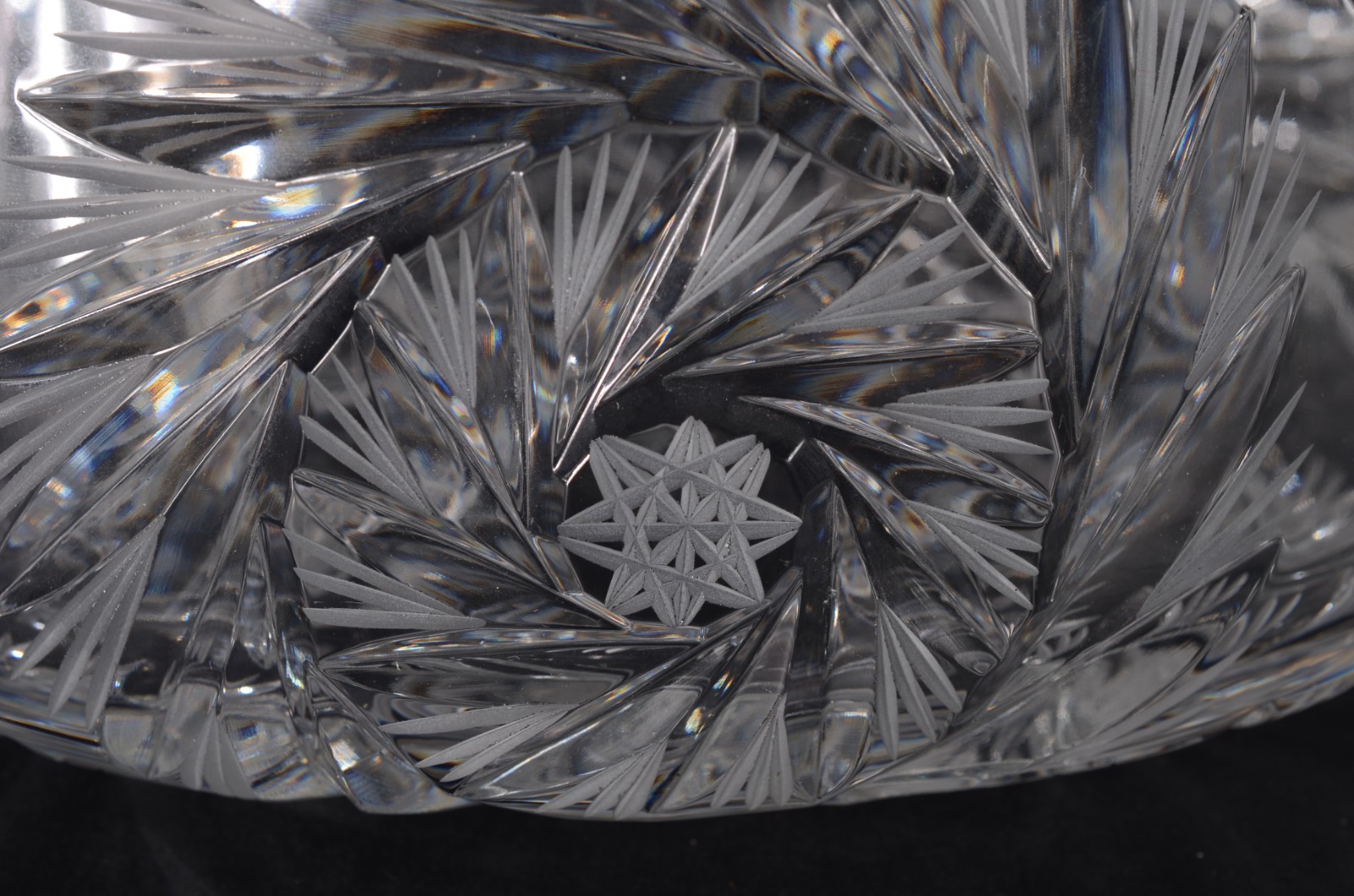 Duas peças de cristal tcheco lapidado, sendo: fruteira e prato para... - foto 7 de 11