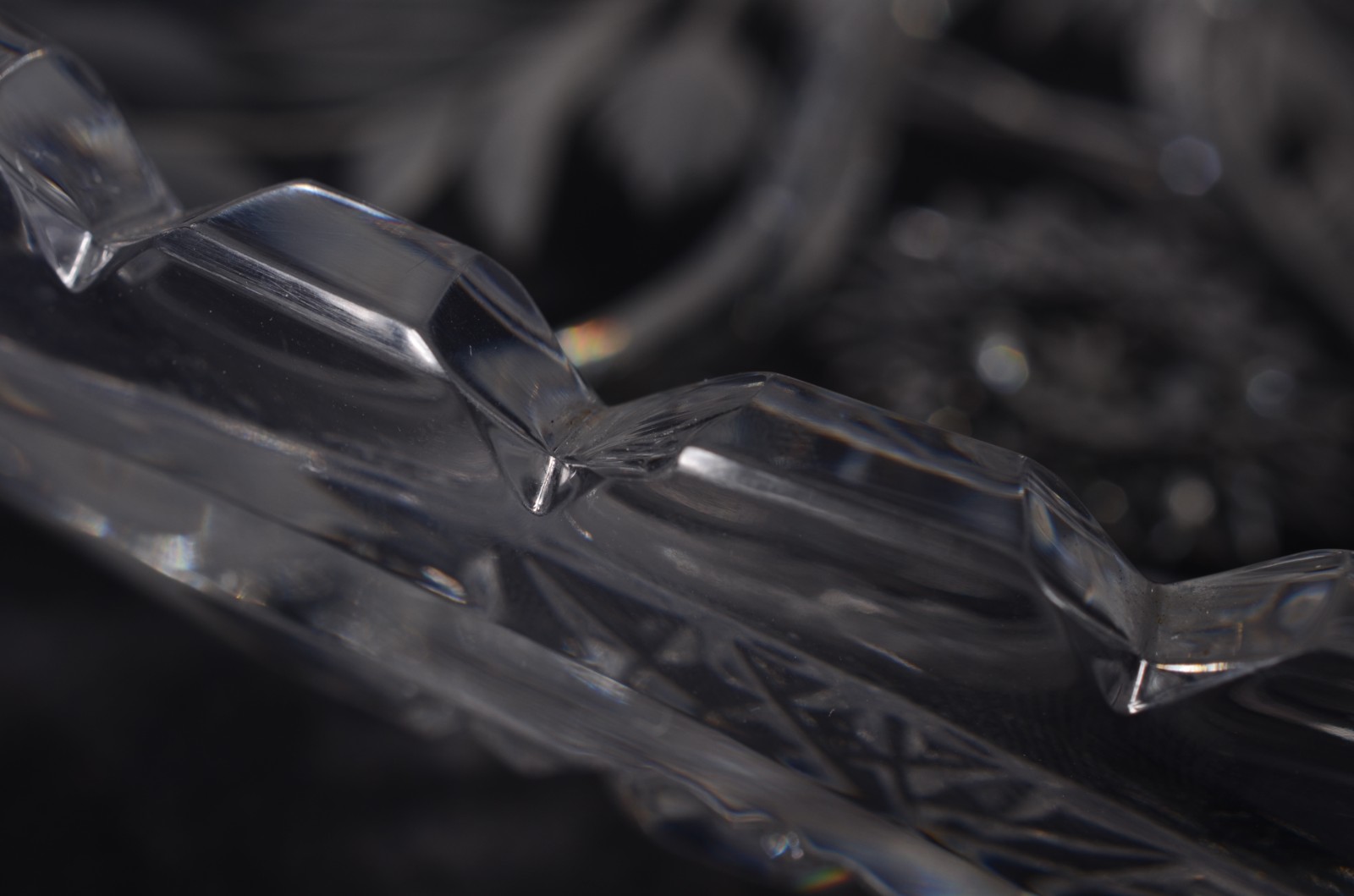 Duas peças de cristal tcheco lapidado, sendo: fruteira e prato para... - foto 10 de 11
