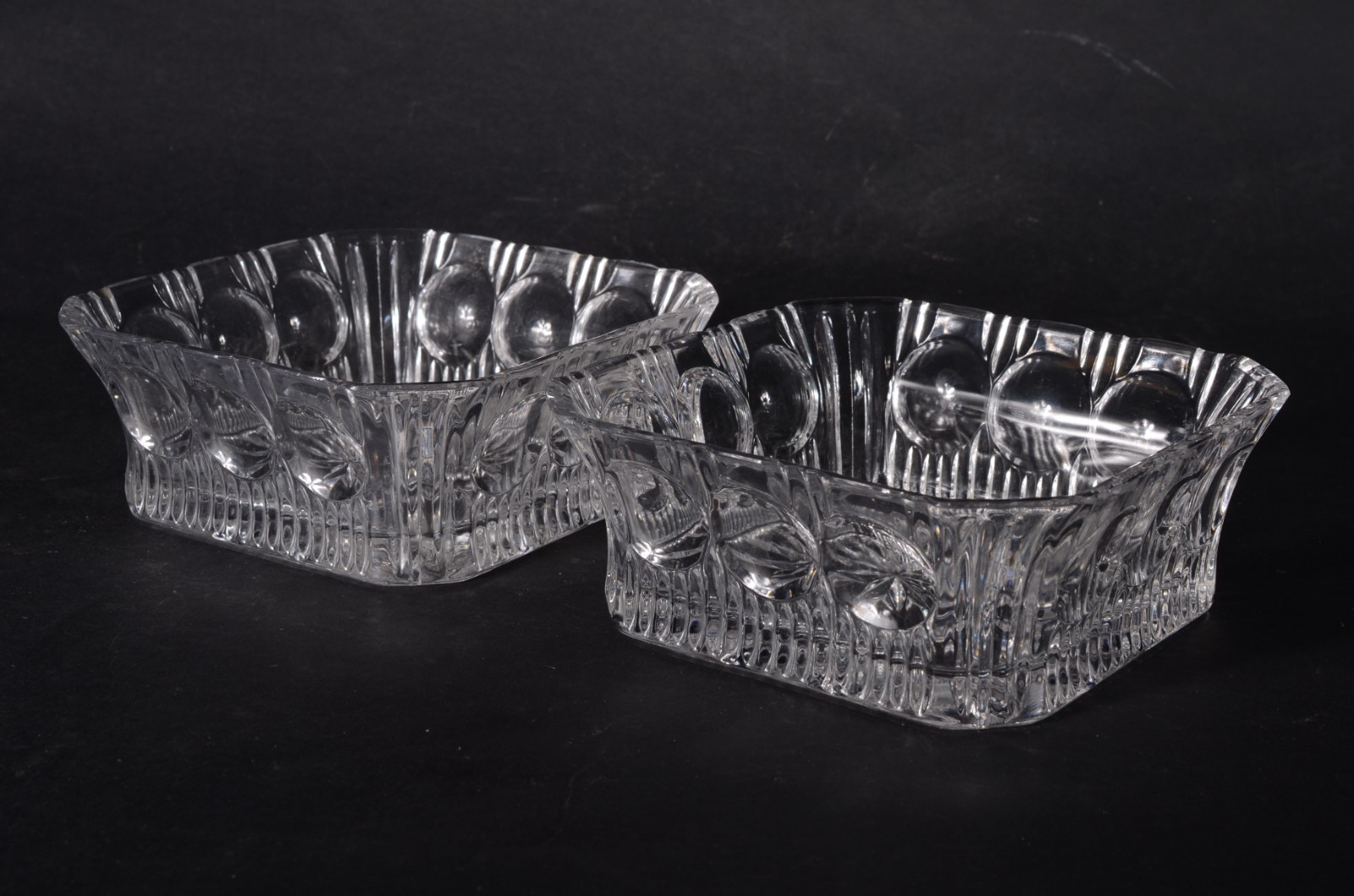 Par de fruteiras de cristal europeu lapidado, feitio quadrado. - foto 2 de 10