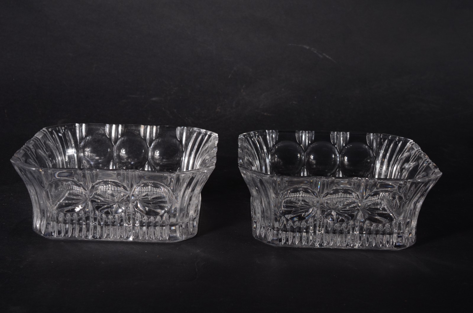 Par de fruteiras de cristal europeu lapidado, feitio quadrado. - foto 3 de 10