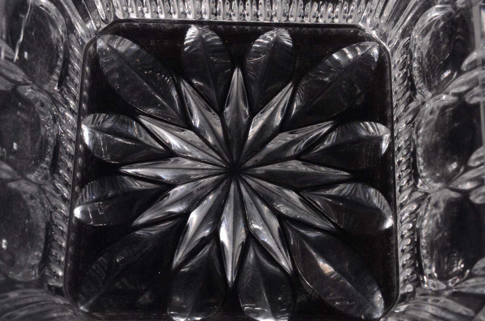 Par de fruteiras de cristal europeu lapidado, feitio quadrado. - foto 7 de 10