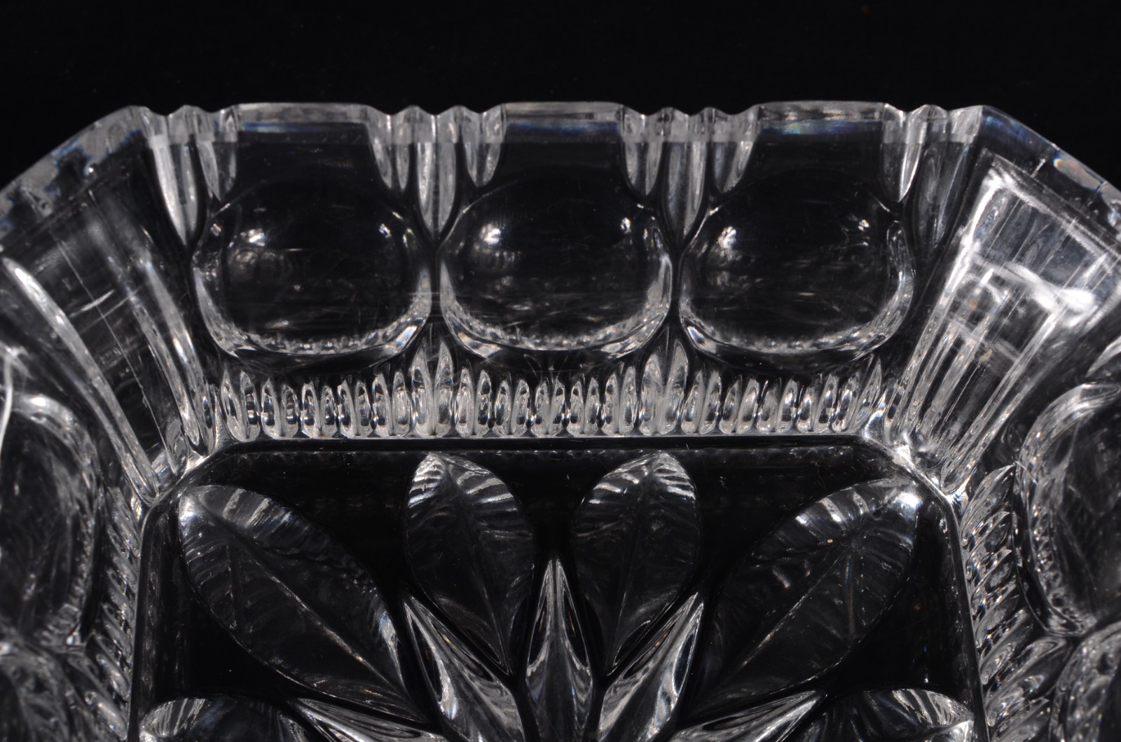 Par de fruteiras de cristal europeu lapidado, feitio quadrado. - foto 10 de 10