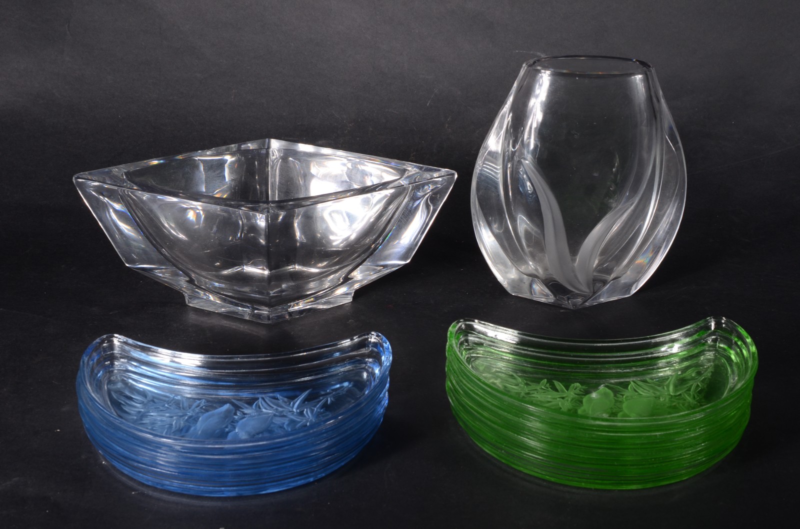 Diversas peças de vidro/cristal, sendo vaso ovalado com detalhe... - foto 1 de 11