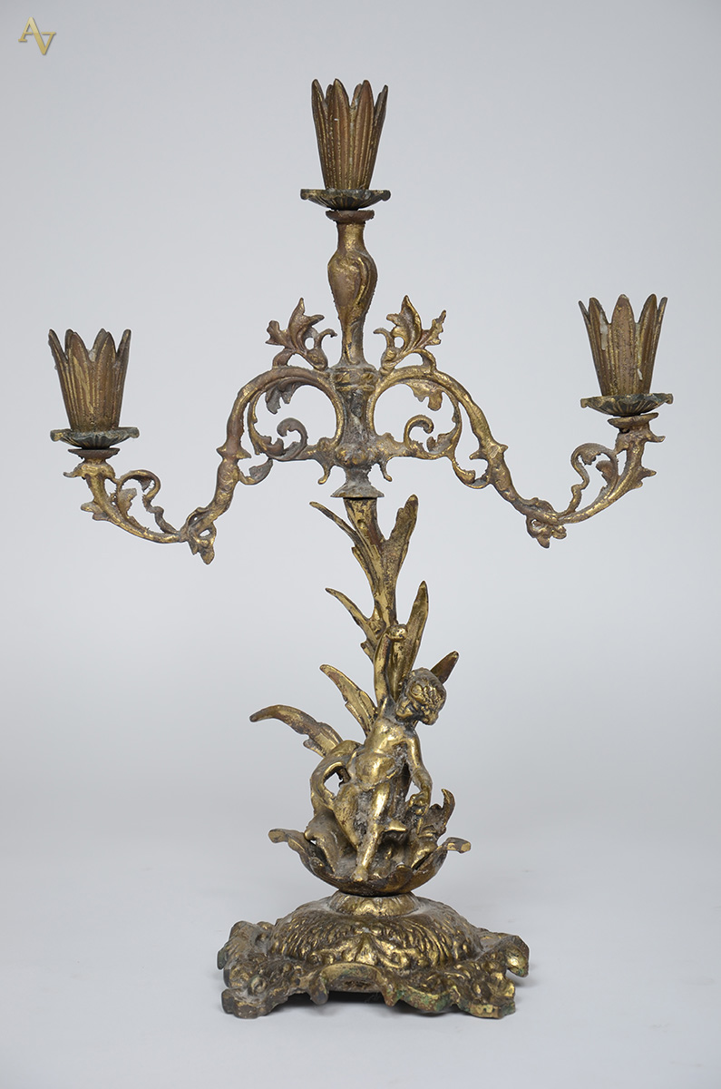 Candelabro de bronze, estilo império, adornado com puttino e florões... - foto 1 de 2