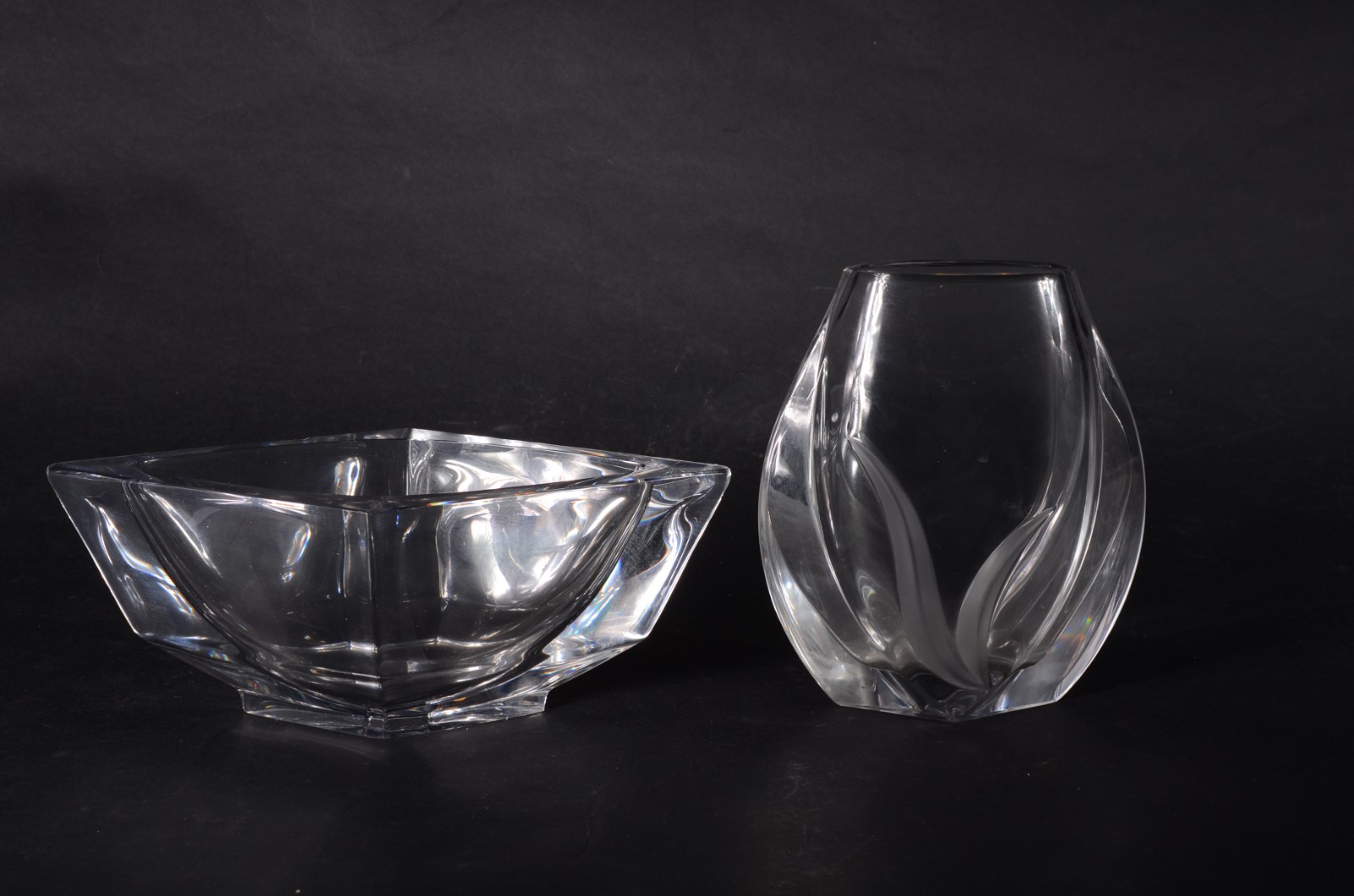 Diversas peças de vidro/cristal, sendo vaso ovalado com detalhe... - foto 3 de 11