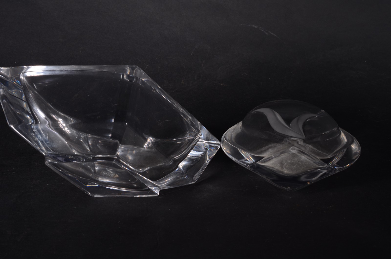 Diversas peças de vidro/cristal, sendo vaso ovalado com detalhe... - foto 5 de 11