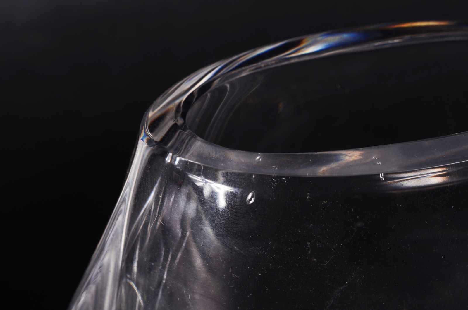 Diversas peças de vidro/cristal, sendo vaso ovalado com detalhe... - foto 6 de 11