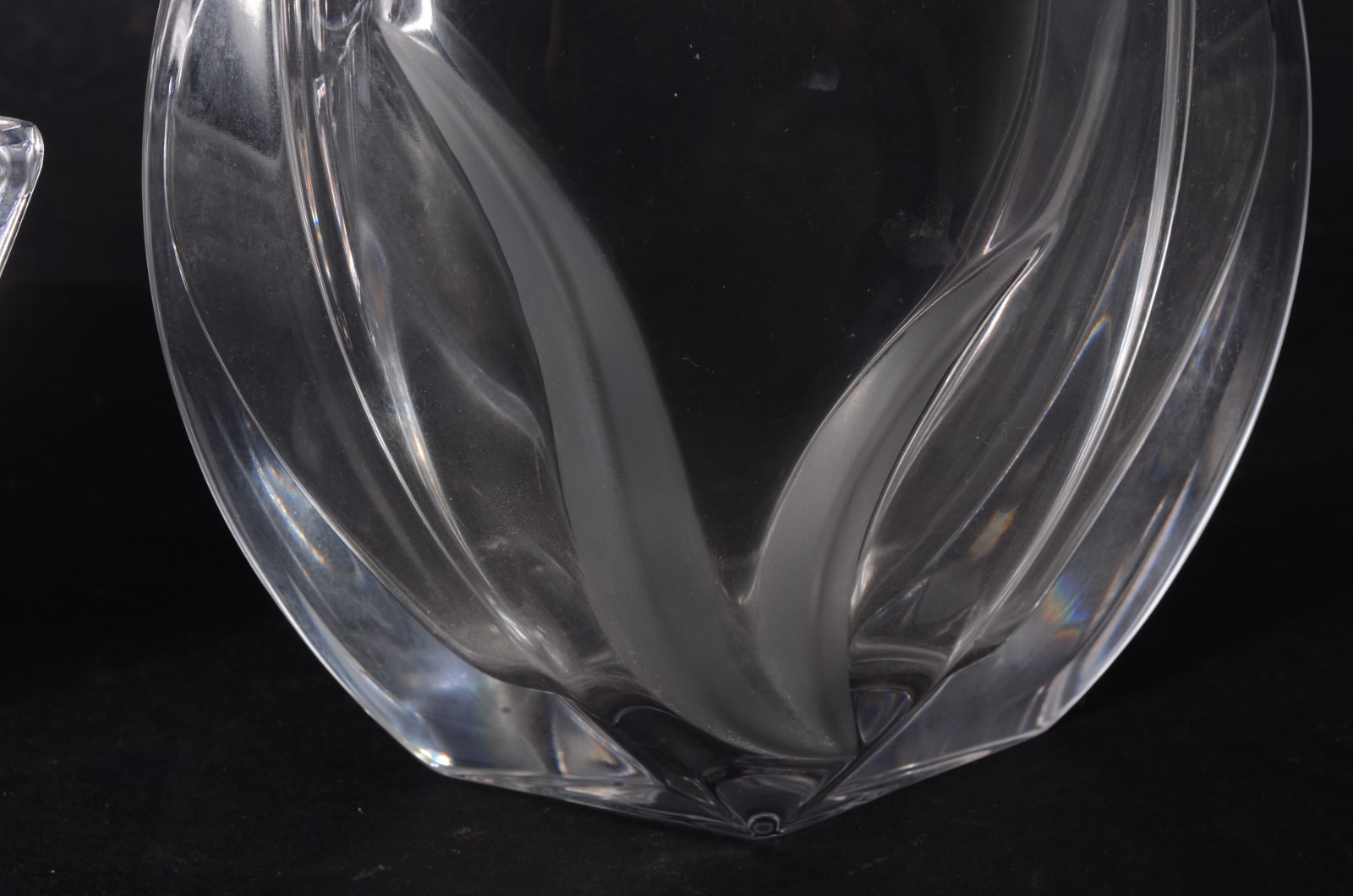 Diversas peças de vidro/cristal, sendo vaso ovalado com detalhe... - foto 7 de 11