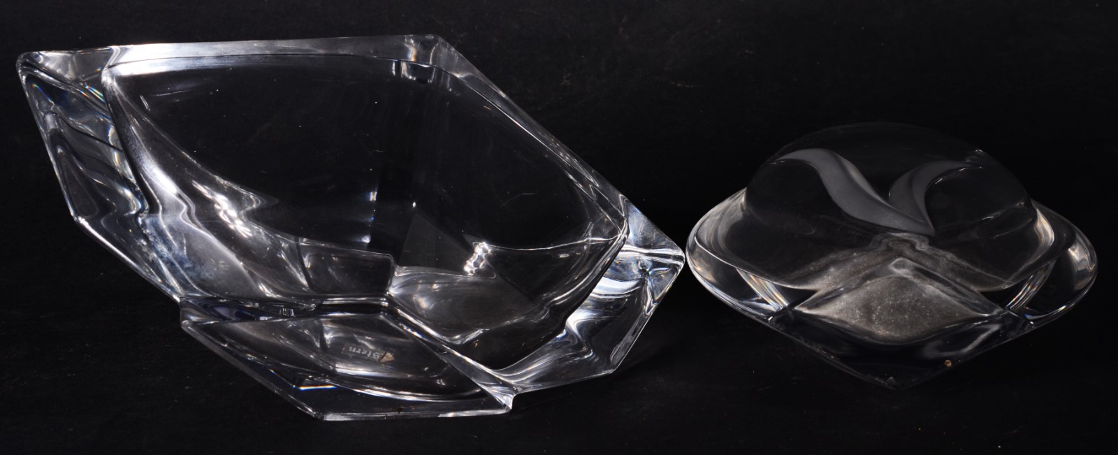 Diversas peças de vidro/cristal, sendo vaso ovalado com detalhe... - foto 8 de 11