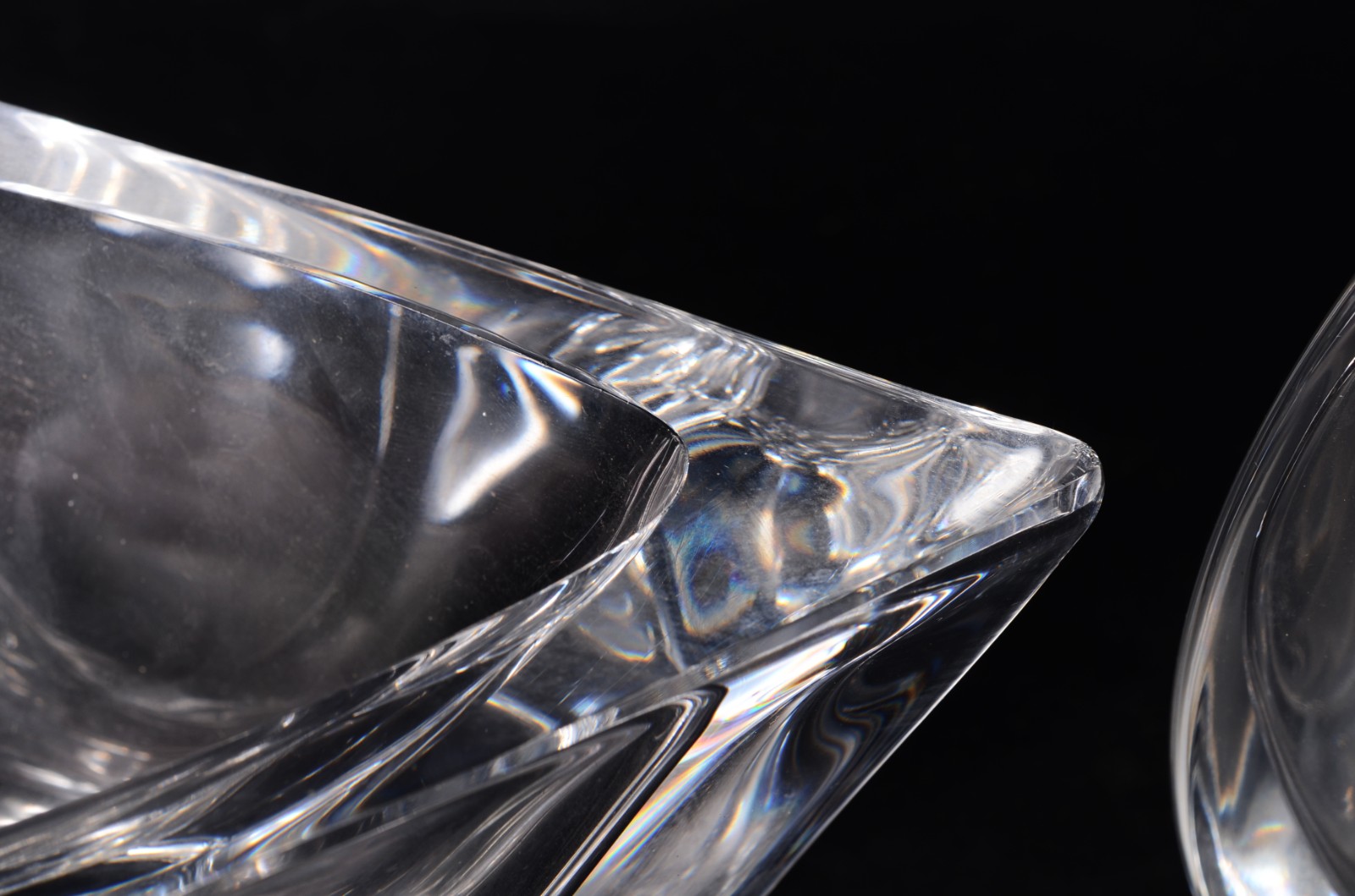 Diversas peças de vidro/cristal, sendo vaso ovalado com detalhe... - foto 9 de 11