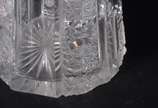 Duas peças de cristal europeu lapidado, sendo: ... - Duas peças de cristal europeu lapidado, sendo: jarra para água e vaso floreira. Jarra com lascados na base.