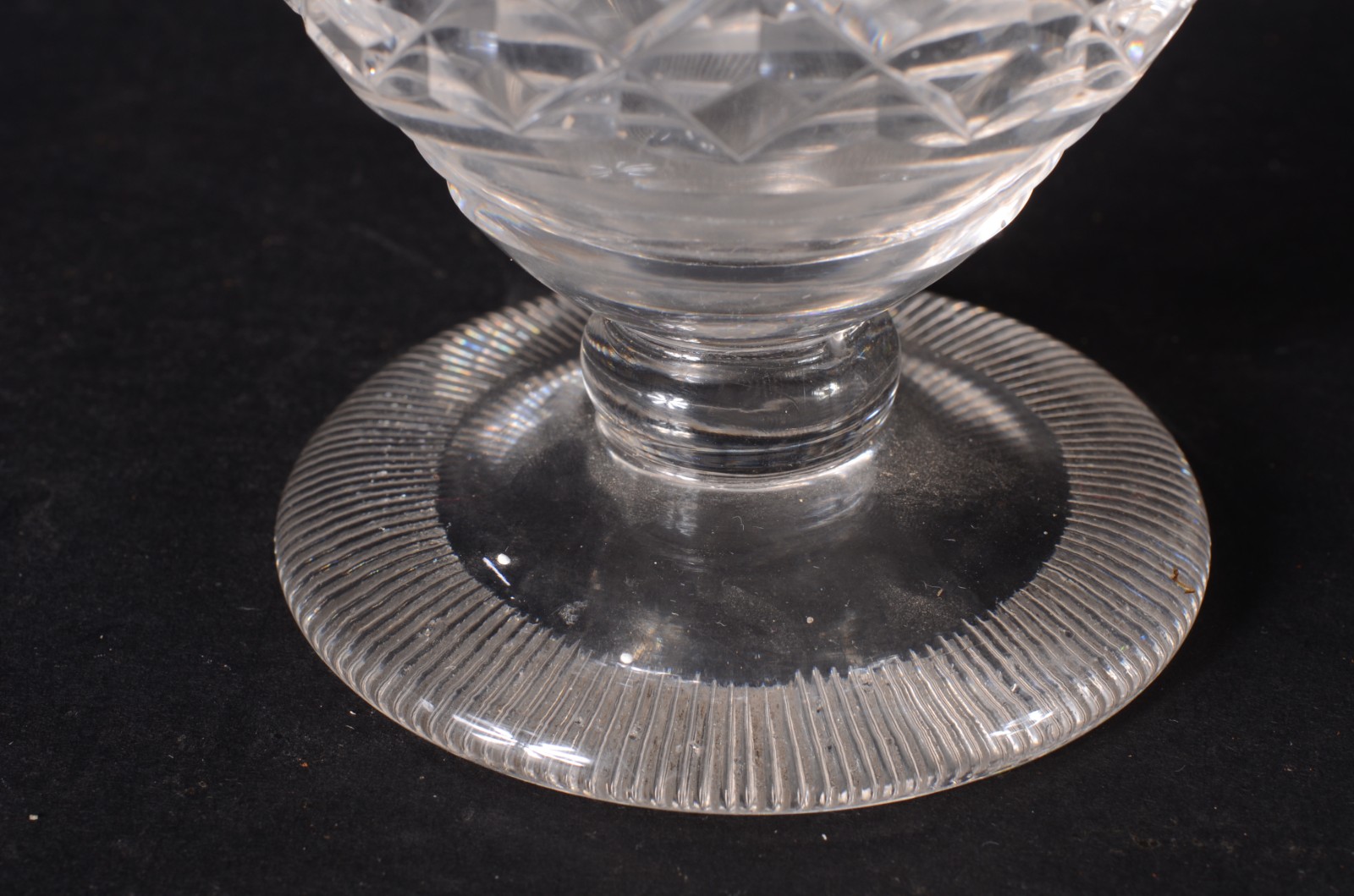 Duas peças de cristal europeu lapidado, sendo: jarra para água e vaso... - foto 7 de 8