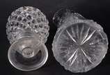 Duas peças de cristal europeu lapidado, sendo: ... - Duas peças de cristal europeu lapidado, sendo: jarra para água e vaso floreira. Jarra com lascados na base.
