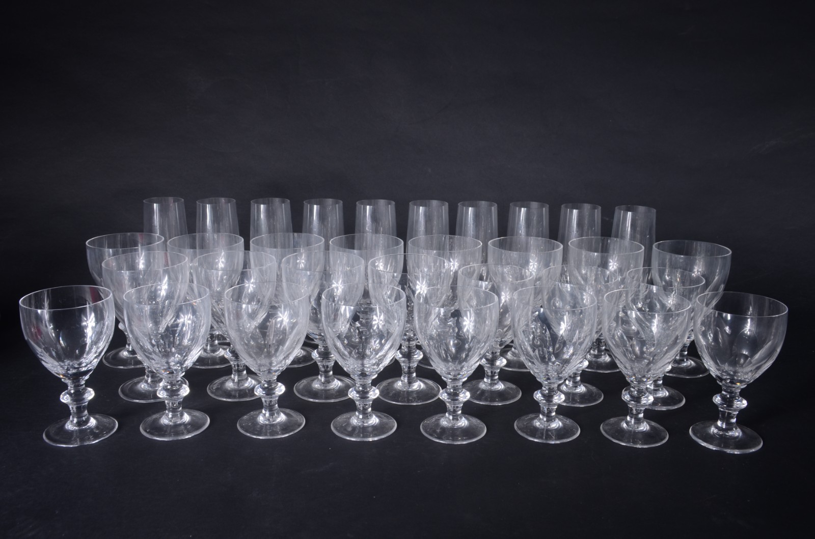 Serviço de cristal facetado, composto de: 12 taças para vinho tinto... - foto 1 de 6