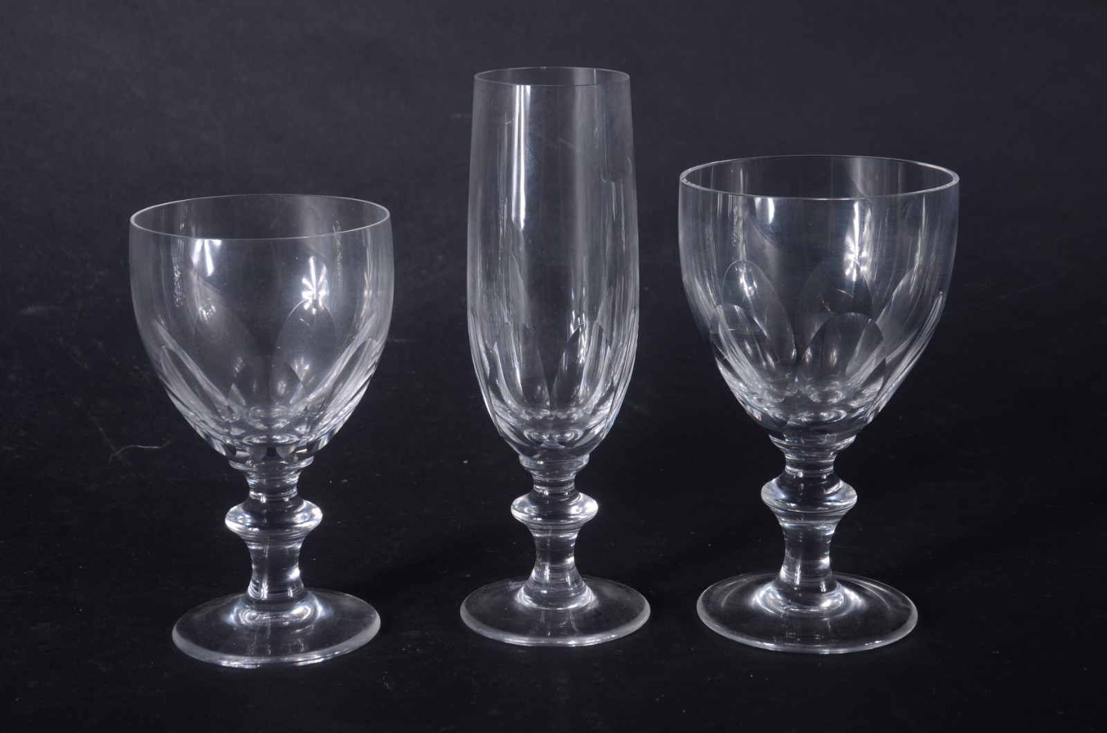 Serviço de cristal facetado, composto de: 12 taças para vinho tinto... - foto 2 de 6