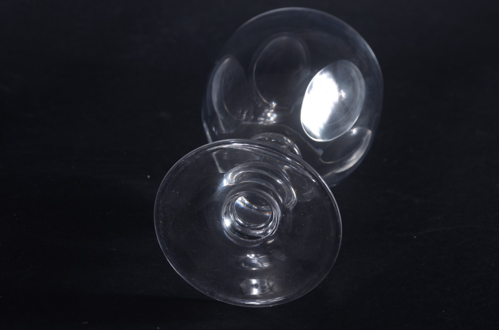 Serviço de cristal facetado, composto de: 12 taças para vinho tinto... - foto 3 de 6