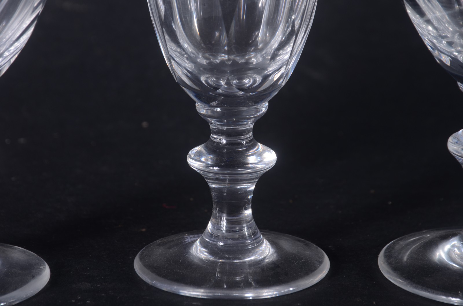 Serviço de cristal facetado, composto de: 12 taças para vinho tinto... - foto 4 de 6