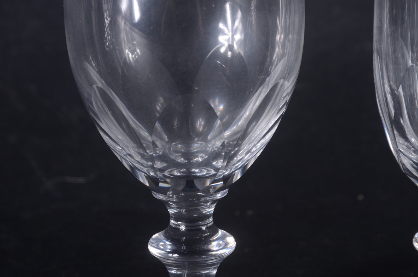 Serviço de cristal facetado, composto de: 12 taças para vinho tinto... - foto 5 de 6