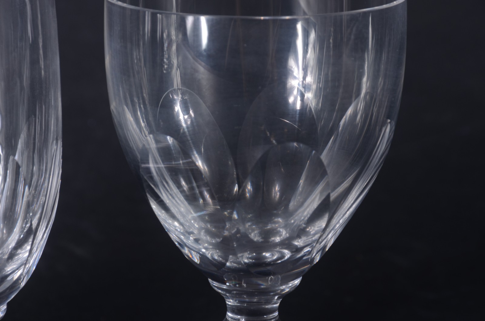 Serviço de cristal facetado, composto de: 12 taças para vinho tinto... - foto 6 de 6