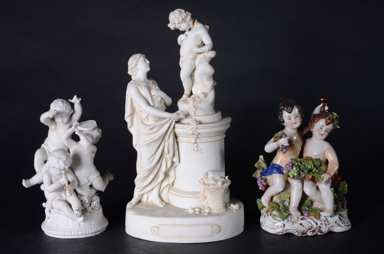 Três grupos escultóricos de porcelana de diversas procedências. Com... - foto 1 de 11