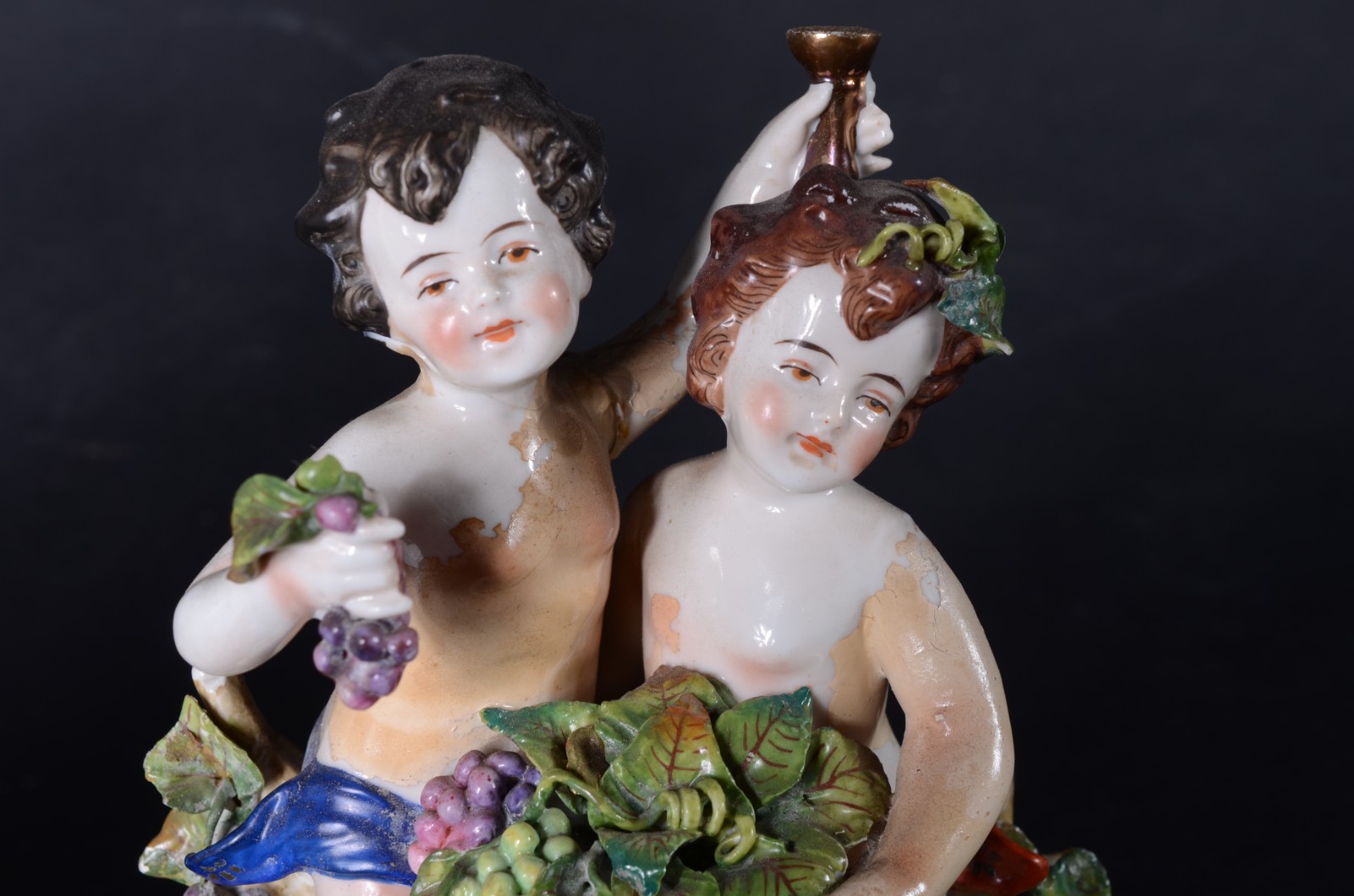 Três grupos escultóricos de porcelana de diversas procedências. Com... - foto 2 de 11