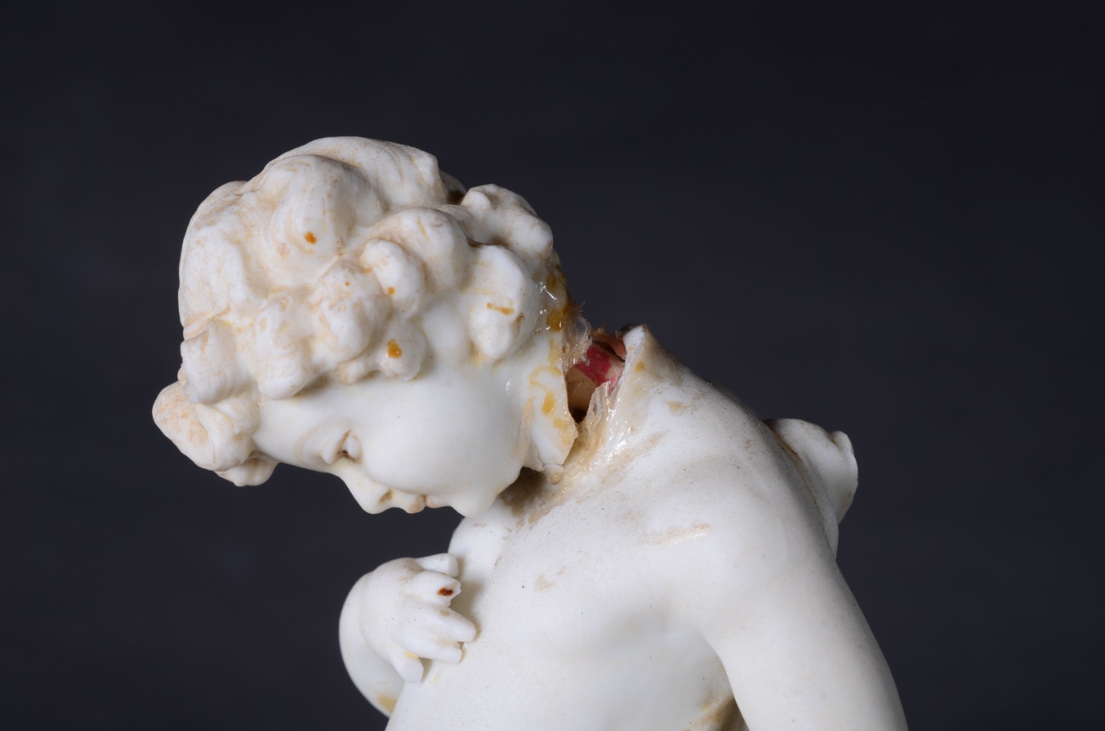 Três grupos escultóricos de porcelana de diversas procedências. Com... - foto 3 de 11