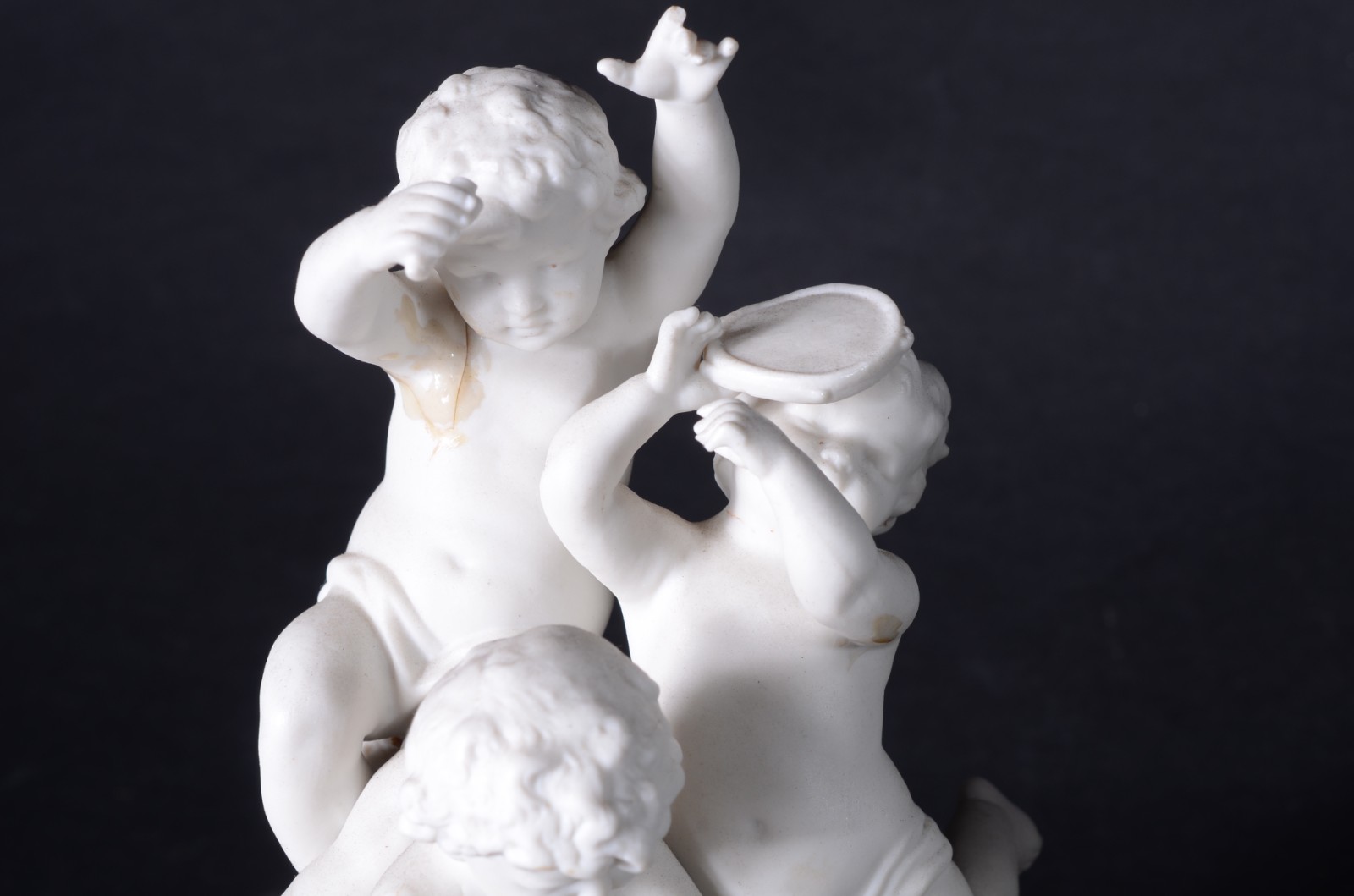 Três grupos escultóricos de porcelana de diversas procedências. Com... - foto 4 de 11