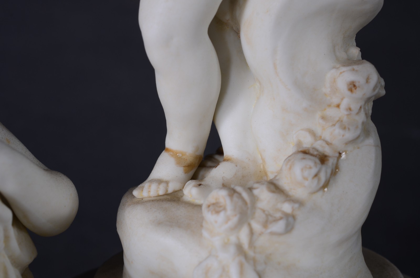 Três grupos escultóricos de porcelana de diversas procedências. Com... - foto 6 de 11