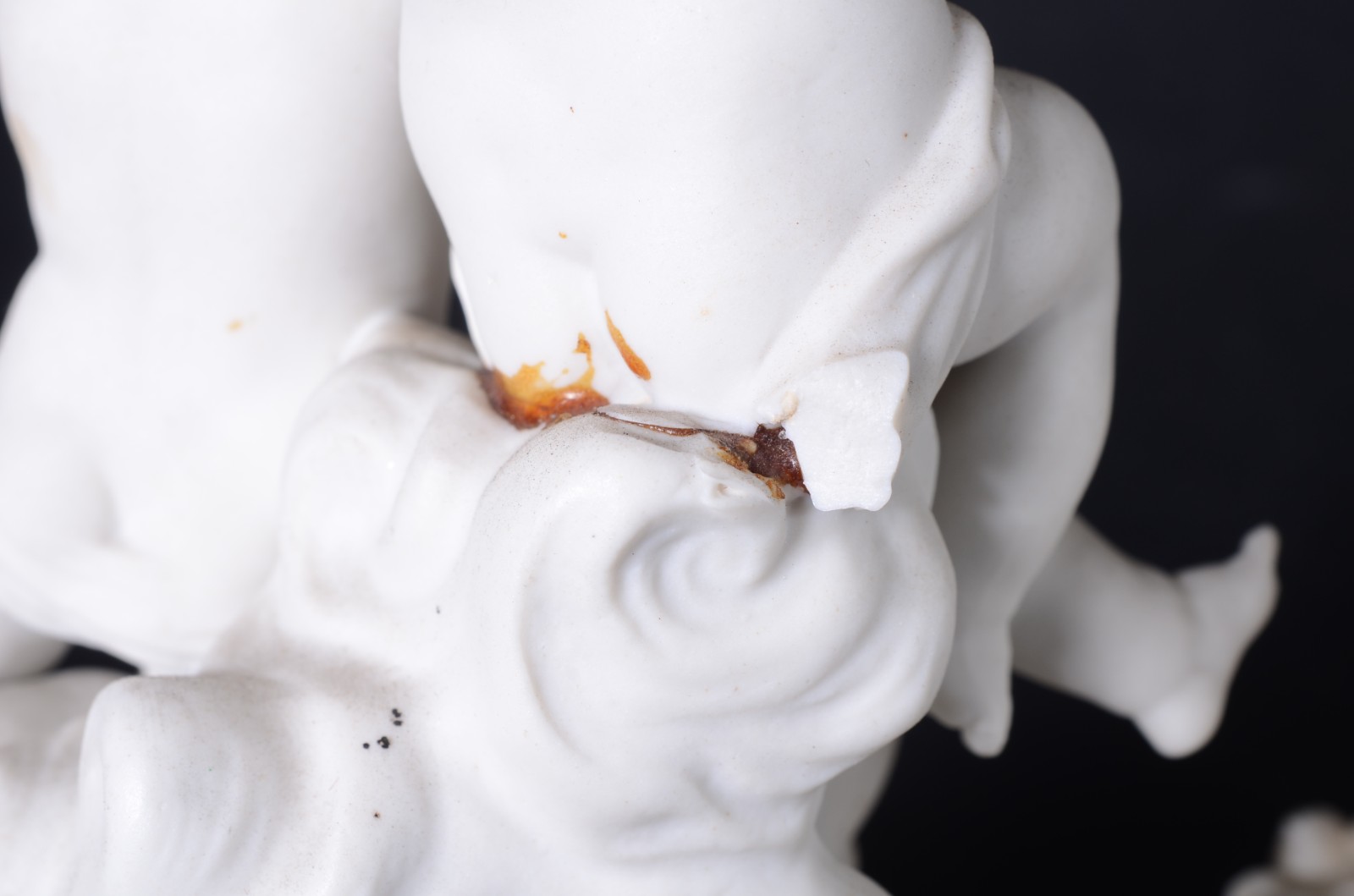 Três grupos escultóricos de porcelana de diversas procedências. Com... - foto 7 de 11