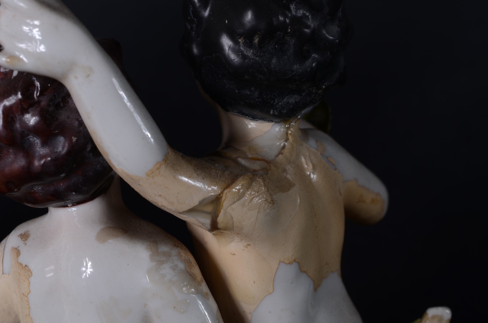Três grupos escultóricos de porcelana de diversas procedências. Com... - foto 8 de 11