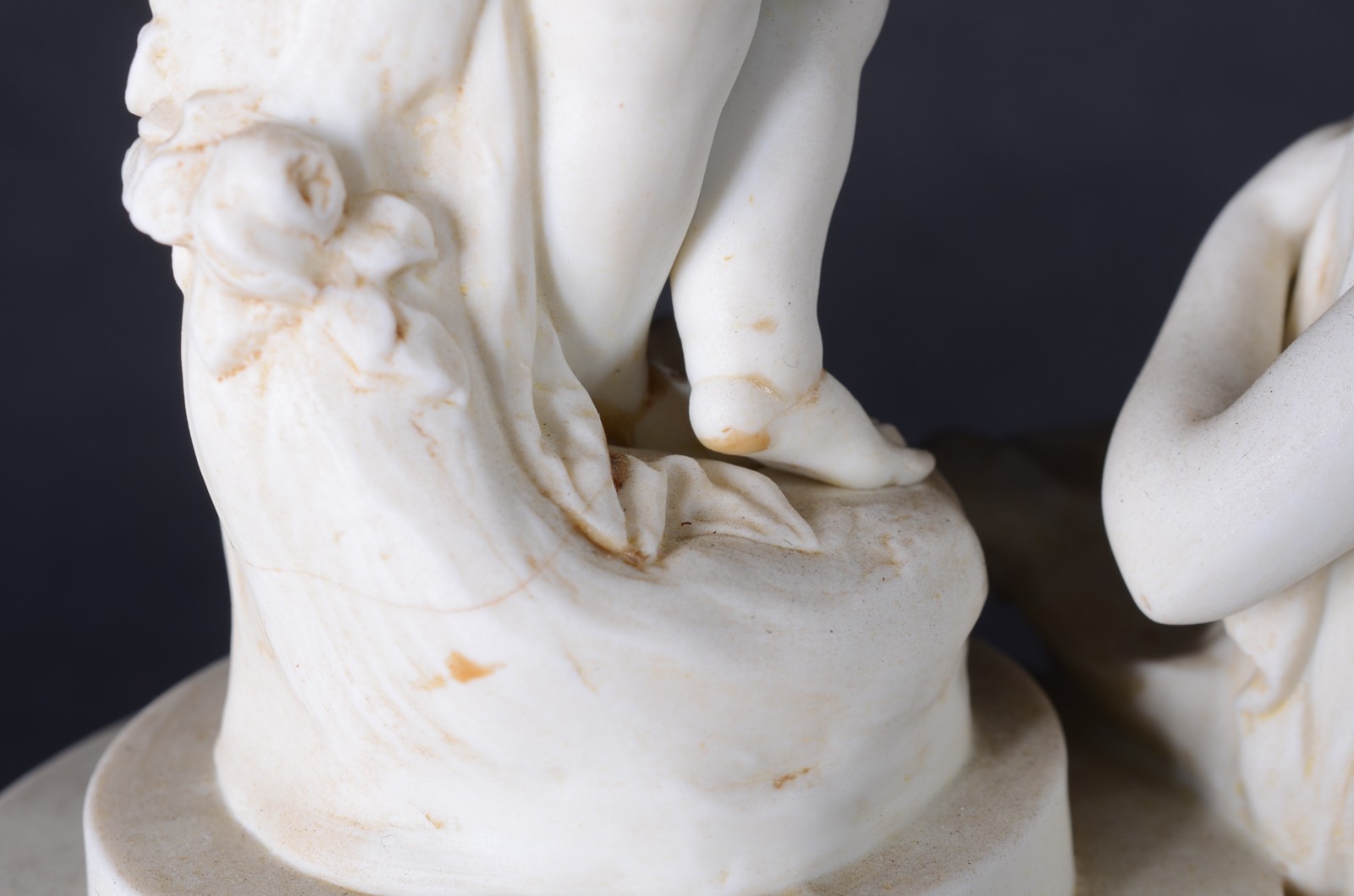 Três grupos escultóricos de porcelana de diversas procedências. Com... - foto 9 de 11